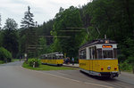 An der Endhaltestelle der Kirnitzschtalbahn am Lichtenhainer Wasserfall setzt diese Bahn gerade ans andere Ende um, um anschließend wieder zurück nach Bad Schandau zu fahren.