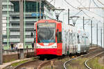 Die Linie 1 der KVB mit der Wagennummer 4563 auf dem Weg nach Weiden West.