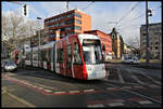 Straßenbahn Zug 605 der Linie 42 biegt hier am 7.2.2022 um 11.22 Uhr aus Richtung Stadtmitte kommend in die Haltestelle am HBF Krefeld ein.