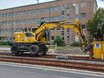 Maas Baumaschinen GmbH Liebherr Zweiwegebagger A 922 Rail Litronic (99 80 9903 832-0 D-MBM) am 07.10.2024 bei Bauarbeiten in der Hansastrae in Krefeld.