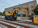 Am 07.10.2024 stand der Zweiwegebagger Liebherr A 922 Rail Litronic (99 80 9903 832-0 D-MBM) der Maas Baumaschinen GmbH bei Bauarbeiten in der Hansastraße in Krefeld.