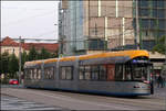 Eine elegante Tram für Leipzig -

Rückansicht auf die türlose Seite einer NGT10-XL-Tram (Solaris Tramino) am Leipziger Augustusplatz.

25.07.2017 (M)