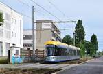 Alte DDR Architektur trifft auf Moderne Formen des Solaris Tramino NGT 10 Tw 1008 in der Diezmannstraße in Leipzig.