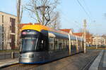 In der Haltestelle Leipzig Wiederritzsch steht Straßenbahn 1039 auf dem Weg nach Lößnig in der tiefstehenden Abendsonne des 08.02.2025. 