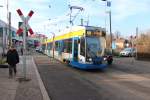 Straßenbahnlinie 9 von der LVB nach Thekla fährt gerade über den Bü in Markkleeberg Mitte nachdem der RE vorbei ist darf Sie auch ihren Weg fortsetzen.