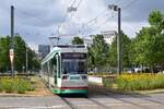 Tw 1308 überquert hier soeben den Universitätsplatz in Magdeburg.

Magdeburg 03.08.2021