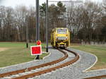 Erfurter Gleisbau Stopfmaschiene am 04.03.17 in der Nähe der Mainzer Hochschule von einen Feldweg aus fotografiert. Abgestellt in einer der beiden neuen Wendeschleifen der Mainzelbahn. Da die Maschiene da steht ist die Gleissperrtagel aufgebaut worden