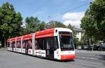 Straßenbahn Mainz / Tramvaj Mainz: Stadler Rail Variobahn der MVG Mainz - Wagen 230 (Werbung: 50 Jahre Städtepartnerschaft Mainz – Zagreb / 50. godišnjice prijateljstva Zagreba i Mainza), aufgenommen im August 2017 an der Haltestelle  Goethestraße  in Mainz.