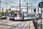 Der rnv-Tramwagen 5635, bei einer Betriebsfahrt in der Haltestelle Mannheim Hauptbahnhof.
Aufgenommen am 20.4.2017.