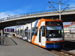 Strassenbahn Richtung SAP Arena in der Haltestelle Rheinstrasse.