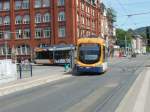 Eine RNV Variobahn die sich leicht in die Kurve in Heidelberg legt am 09.05.11 