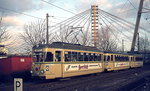 Im Januar 1975 fährt ein klassischer Dreiwagenzug der OEG mit dem T4 72 an der Spitze in Mannheim Kurpfalzbrücke ein.
