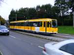 Ein DUEWAG-Stadtbahnwagen M8 der Mlheimer Verkehrsgesellschaft am Hauptfriedhof in Mlheim (Ruhr) als Zug der Linie 104 zur Haltestelle  Abzweig Aktienstrae  in Essen-Borbeck am 7.