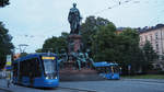 Kurz vor Sonnenuntergang treffen sich am Maxmonument auf der Linie 31 die Wagen 2134 (Typ R 2.2 mod - im Hintergrund) und Wagen 2756 (Typ T3.7 - im Vordergrund).

München, der 16. Juni 2020.