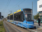 Straßenbahn München Zug 2807 mit Linie 29 zum Willibaldplatz in der Haltestelle Am Lokschuppen, 18.09.2020.