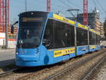 Straßenbahn München Zug 2807 mit Linie 29 zum Willibaldplatz in der Haltestelle Am Lokschuppen, 18.09.2020.