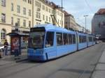 2220 wartet am Hauptbahnhof auf die weiterfahrt zum Westfriedhof.