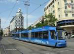 Straenbahn der Line 21 nach Westfriedhof am Mnchner Stachus (Karlsplatz) mit Werbung fr Adelholzener  Die reine Kraft der Alpen  - 17.06.2006
