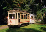 09. September 2001, Naumburg. Am Marienring in unmittelberer Nähe des Depots, steht der historische Lindner-Tw 17, dahinter Tw 28. Dank eines treuen Stammes fleißiger Helfer und spendabler Gönner erlebte der Hallenser Lindner-Veteran einen zweiten Frühling. Ich bin zum 127. Geburtstag der Bahn am 21.09.2019 mit ihm gefahren und durfte das  Straßenbahn-pur-Gefühl  genießen. Danke, dass es die  Wilde Zicke  noch gibt!