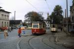 Im nachmittäglichen Berufsverkehr setzte die Naumburger Straßenbahn an diesem Oktobertag 1980 neben dem Tw 17 auch den Tw 21 (Gotha/LEW ET54, ex Plauen 60) ein, hier sind beide Fahrzeuge vor dem Naumburger Bahnhof zu sehen
