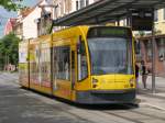 Am 04.06.09 hlt Combino 107 im kurzen Augenblick von Sonnenschein am Hbf in Nordhausen.