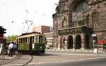 Straßenbahn Nürnberg__Historischer Tw 876 [MAN/SSW, 1935} vor dem Opernhaus, auf dem Richard-Wagner-Platz. In früheren Jahren führte die Straßenbahn beidseits am Opernhaus vorbei, vom Ring in die Südstadt.__07-1983 