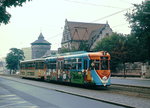 Der Vierachser 265 der Nürnberger Straßenbahn ist im August 1977 auf dem Königstorgraben als Linie 9 nach Thon unterwegs