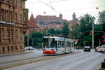 Tw 1007 der Nürnberger Straßenbahn fährt im Juli 2002 den Spittlertorgraben hinunter zum Plärrer, im Hintergrund die Nürnberger Burg