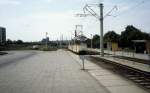 Rostock Stdtischer Nahverkehr SL 2 (Gotha-GTw 710) Dierkower Kreuz am 1. Juli 1990. - Im Hintergrund erkennt man (undeutlich) eine der grossen Rostocker Kirchen, St. Petrikirche, ohne den Turmhelm, den sie 1942 verlor. Im November 1994 konnte der neue Turm mit Turmhelm geweiht werden.