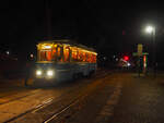 Die Weihnachtsbimmel der SRS, hier der historische und betriebsfähige TW 73, an der Station  Rahnsdorfer Str.  auf dem letzten Kurs nach Friedrichshagen.