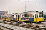 Wo einst die Filderbahn gefahren war, fanden sich auf einem berühmt-berüchtigten Nebengleis des Möhringer Bahnhofs nur noch Reste des DoT4 927 und des Beiwagens 1517 ( Schiffchen  genannt) der Stuttgarter Straßenbahn (25.07.1984). 