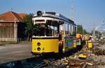 Reste eines Stuttgarter Straßenbahnwagens der Baureihe DoT4 (MF Esslingen) auf den Gleisen der früheren Filderbahn neben dem SSB-Bahnhof Möhringen (1986)