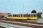 Drei Stuttgarter Straßenbahnbeiwagen vom Typ B2 (auch  Schiffchen  genannt) auf dem Schrottgleis des Möhringer Bahnhofs, vorn BW 1536, und etwas weiter weg BW 1561 sowie BW 1520. Die Gleise waren vor langer Zeit noch Gleise der Filderbahn (Sommer 1983). 