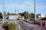 1983: Ein einzelner GT4 Zug der Stuttgarter Straßenbahnlinie 3 auf dem Areal der früheren Filderbahn in Möhringen unmittelbar vor dem Bahnhof der Stadt  