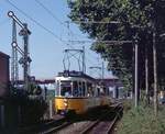Strassenbahn Stuttgart:  Hp 2 für GT4 ? Nahe der Haltestelle  Eszet  stand auf DB-Gelände als  Denkmal  diese Formsignal-Kombination, die sich perfekt mit der vorbeifahrenden Linie 13 in Szene setzen ließ (August 1994).