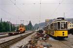 Ellok 2023 der SSB fährt am 26.07.1984 im weiteren Bereich des Möhringer Bahnhofs an DoT 4 927 und BW 1517 vorbei.