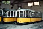 Völlig versteckt in einem Bw der Stuttgarter Straßenbahn  fand ich zwei  Schiffchen  genannte Beiwagen, rechts der BW 1524. 
Datum: 24.10.1983 