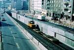 SSB Stuttgart__Arbeitsfahrzeuge der SSB in den 70er und 80er Jahren. A-Lok 2022 [ME/BBC 1946] +1979 mit zwei Plattformwagen in die Heilbronner Straße taucht ab in die Tunnelstrecke Richtung Innenstadt.__28-09-1977