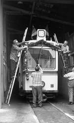 SSB Stuttgart__50 Jahre Straßenbahn Feuerbach-WeilimDorf-Gerlingen. Der historische Gartenschau-Tw (GS) 851 [Uerdingen 1939] bekommt seinen Blumenschmuck zur Teilnahme an den Jubiläumsfahrten.__03-09-1977