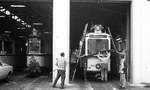 SSB Stuttgart__50 Jahre Straßenbahn Feuerbach-WeilimDorf-Gerlingen. Auch der historische Gartenschau-Tw (GS) 851 [Uerdingen 1939] bekommt seinen Blumenschmuck zur Teilnahme an den Jubiläumsfahrten (die im September 1977 stattfanden, auch wenn die Strecke bereits am 31.12.1926 in Betrieb genommen wurde). Die Strecken der Städtischen Straßenbahn Feuerbach (SSF) und der SSB (beide Meterspur) lagen in Feuerbach stellenweise nur wenige Meter auseinander, hatten aber keine Verbindung. Nach der Eingemeindung Feuerbachs samt WeilimDorf nach Stuttgart 1933 ging zum 1.1.1934 auch die SSF auf die SSB über.__03-09-1977