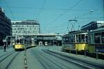SSB Stuttgart__DoT4 mit  Schiffle  (B2) auf Linie 10 kommt an der 'Planie' unter der Betonplatte des 'KLeinen Schloßplatz' hervor mit Ziel 'Geroksruhe'. Rechts ein Zug der Linie 8 zum 'Vogelsang'__13-05-1973