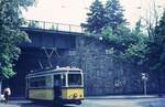 SSB Stuttgart__Rundfahrt auf dem Liniennetz mit GS-Tw 851 [Uerdingen 1939], durchgeführt vom  Südwestdeutschen Straßenbahnmuseum Stuttgart , der Vor-Vorgänger-Organisation der heutigen SHB (Stuttgarter Historische Straßenbahnen). Tw 851 unterquert die Gäubahnbrücke am Herdweg und erklimmt die steile Lenzhalde zur Endstation 'Doggenburg'. Korrekt als Linie 7 ausgeschildert, deren Stammstrecke dies bis 1969 war.__05-05-1973