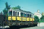 SSB Stuttgart__Gartenschau-TW (GS) 859 [ME 1939] geht auf Reisen, gemeinsam mit zwei 1300er Bw zum Straßenbahnmuseum Hannover. Im Bild 859 im Bf S-Möhringen, bereits auf Rungenwagen verladen. In Hannover stand der Wagen 30 Jahre lang meist im Freien, trotz seines traurigen Zustands wurde er 2003 von Stuttgarts Historischen Bahnen (SHB) zurückgeholt. Die Aufarbeitung zum GS im weitestgehend ursprünglichen Aussehen, auch mit seiner ursprünglichen Nr.714, dauert an. __06-08-1973