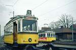 SSB Stuttgart__1975 war auch für den Gartenschau-TW (GS) 854 [Uerdingen 1939] die Zeit abgelaufen. Wie unzählige Straßenbahnwagen davor und noch ein paar Jahre danach, hieß die letzte Haltestelle  Bf S-Möhringen, Schrottgleis . Hier mit GT4 498 auf Linie 6 nach Echterdingen.__17-04-1975