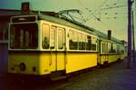 SSB Stuttgart__Gartenschau-TW (GS) 851 [Uerdingen 1939] mit zwei 1300er-Bw als typischer 3-Wagenzug der 50er/60er Jahre, in der frühen Morgensonne neben der Degerlocher Wagenhalle. Als zweiter Vertreter der Baureihe kehrte 2003 der GS 859 vom Hannoverschen Straßenbahn-Museum (HSM) nach Stuttgart zurück und erhält derzeit sein ursprüngliches Erscheinungsbild (samt Fz.nummer 714) von 1939 zurück. Damit ist neben dem Uerdinger 851 auch ein Eßlinger Gartenschau-Tw in Stuttgart vorhanden.__04-04-1972