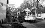 SSB Stuttgart__DoT4 923 mit B2 ( Schiffle ) als E-Wagen vom Hbf. kommend fährt durch die Friedhofstr. in Richtung Löwentor.__06-11-1976 