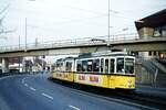 SSB Stuttgart__E-Wagen__DoT4 925 mit B2 als E-Wagen nach Möhringen auf der Oberen Weinsteige unterquert die Zahnradbahnbrücke. Wie hier zu sehen, wurden beim Zusammenbau von T2 zu DoT4 in den Jahren bei den meisten Fahrzeugen die Steckschild-Linenkästen beibehalten.__12-1974 