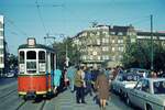 SSB Stuttgart__E-Wagen... zum Volksfest am Cannstatter Wasen sowieso. Festbesucher verlassen B2 1629.__09-1971