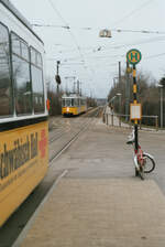 Ein GT4-Straßenbahnzug fährt auf die Schleife der Stuttgarter Linie 15 in Heumaden zu (1984)