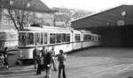 SSB Stuttgart_VerkehrsfreundeStuttgart Abschiedsfahrt für Linie 10 mit Einbeziehung weiterer Strecken. Aufstellung vor dem Betriebshof Vogelsang. DoT4 925 mit Bw, rückwärts rein und vorwärts wieder raus, auf die Strecke nach Botnang, aber dann links ab, die Betriebsstrecke durch die Herderstr. zum Westbhf.__20-03-1976